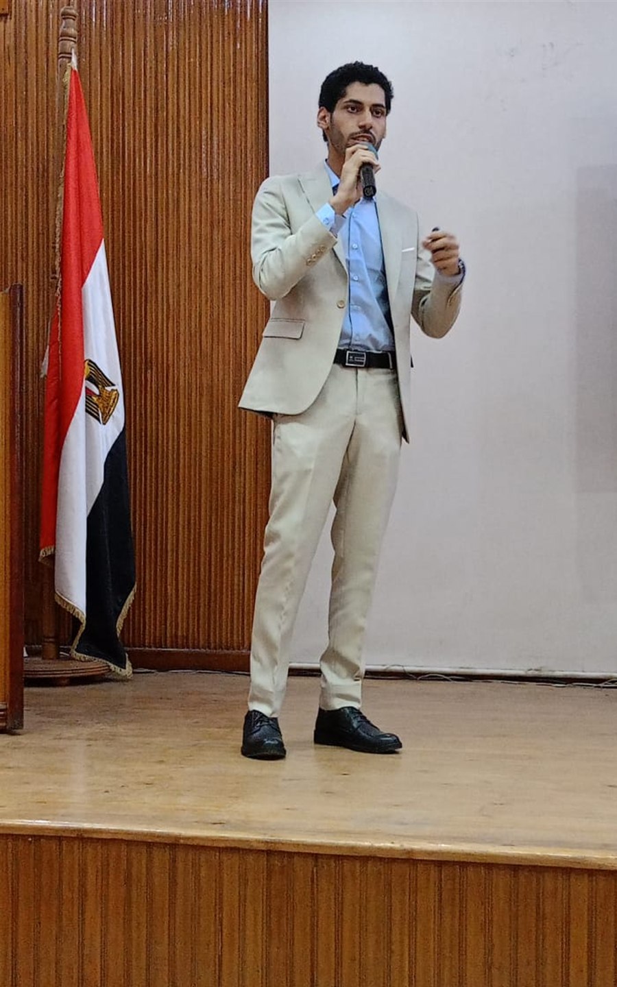 Mohab Gabber speaking on a lecture stage